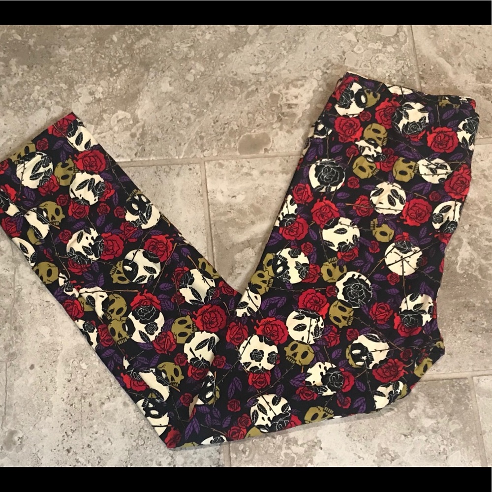 NWT LulaRoe Leggings Skulls & Roses- Size TC